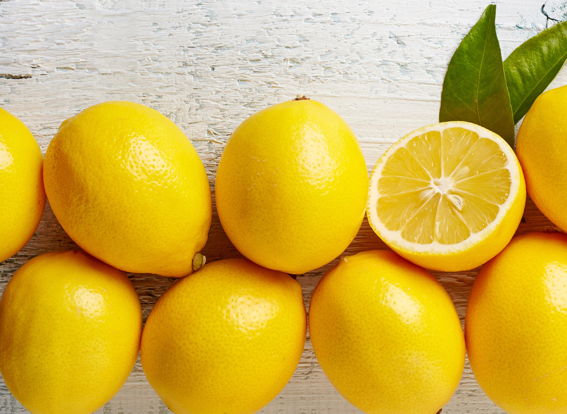 Почему лимон желтый. Лимон. Лимоны много. Лимон тонкокорый. Лимон на белом.