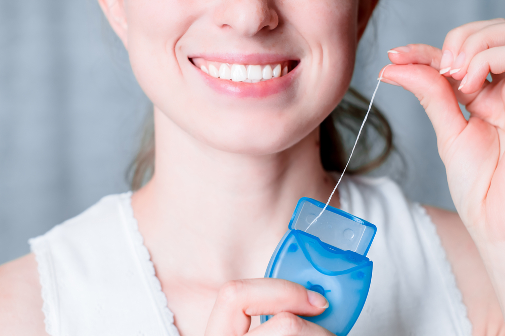 Используйте зубную нить и жидкость для полоскания рта